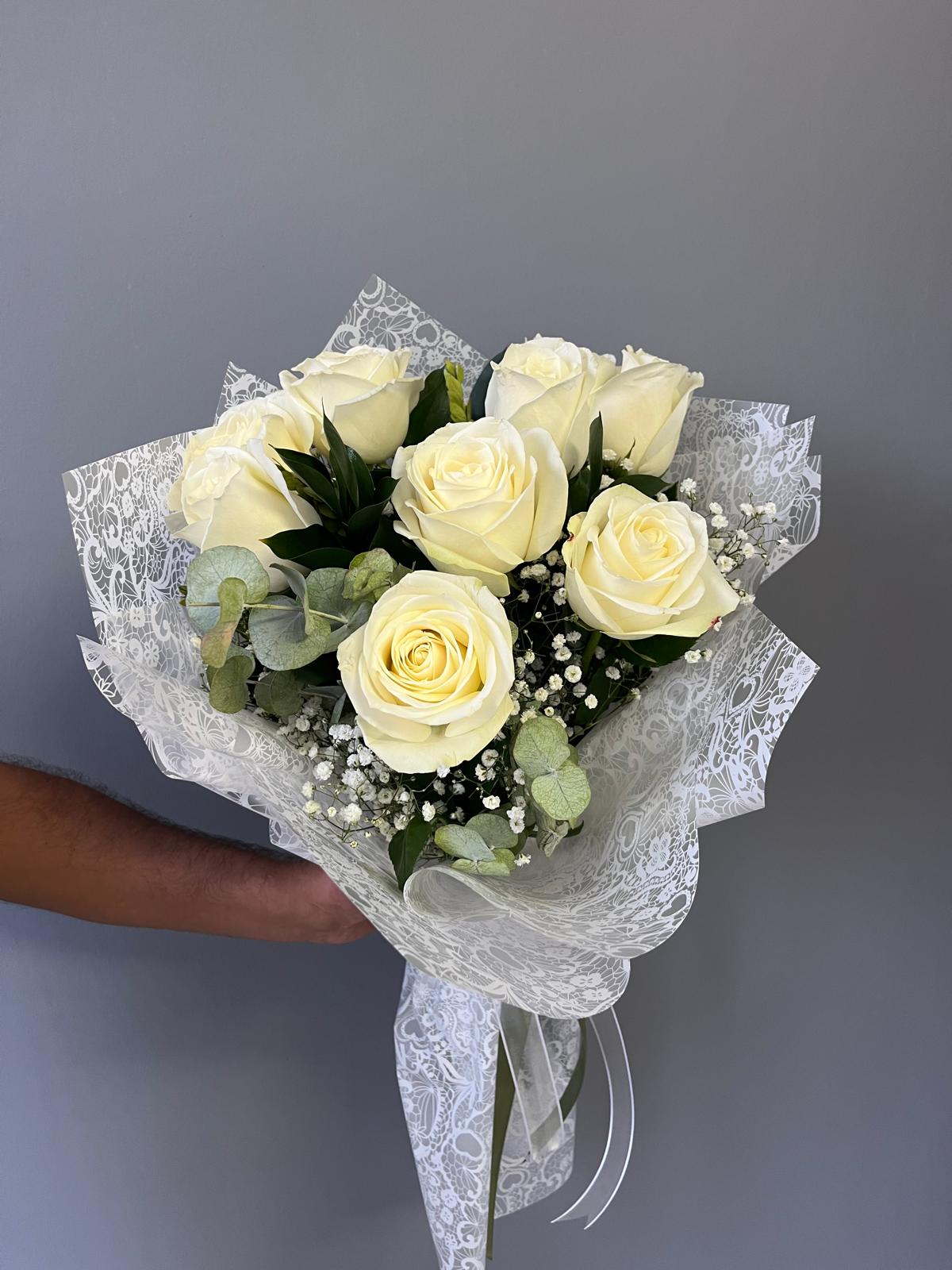 9 adet Beyaz ekvator roses buketi