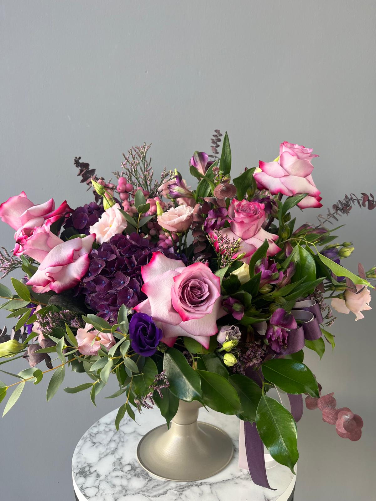 Lila ekvator gülleri ve ortancalı doğum günü aranjmanı 