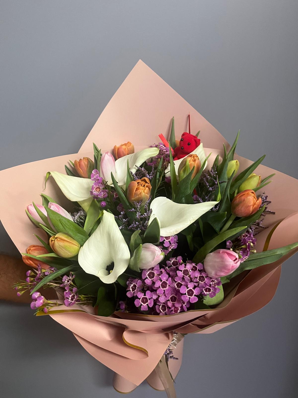 15 adet lale ve beyaz gala buketi 