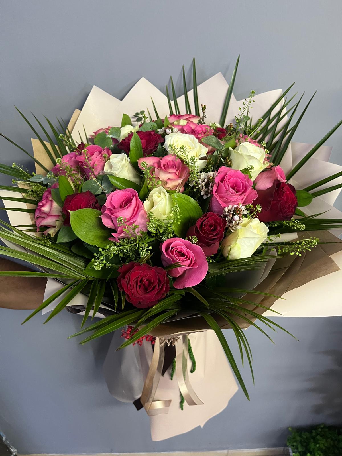 Aşkın Üç Rengi Buketi (30 adet ekvator gülü)